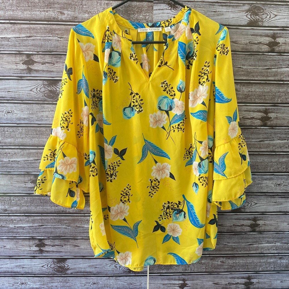 Violet + Claire Women's Blouse Size 1X Yellow Floral V-Neck Clasp